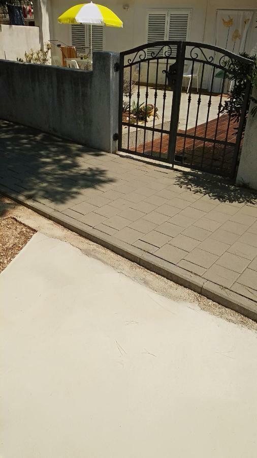 Sea Breeze Apartments With Private Beach And Boat Anchorage Стара Новаля Екстер'єр фото